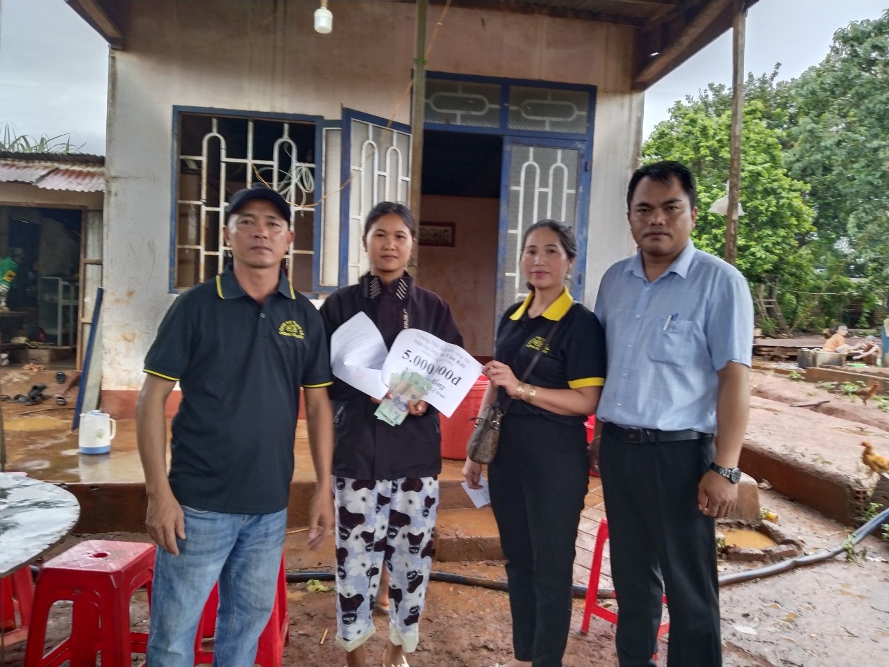 UBND XÃ EA H'ĐING TỔ CHỨC TIẾP NHẬN, TRAO TIỀN LO HẬU SỰ CHO HOÀN CẢNH KHÓ KHĂN TẠI BUÔN TRẤP